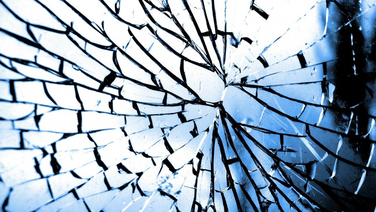 Трещина на стекле