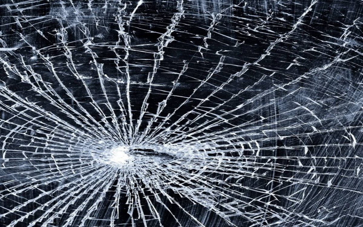 Осколки стекла на прозрачном фоне