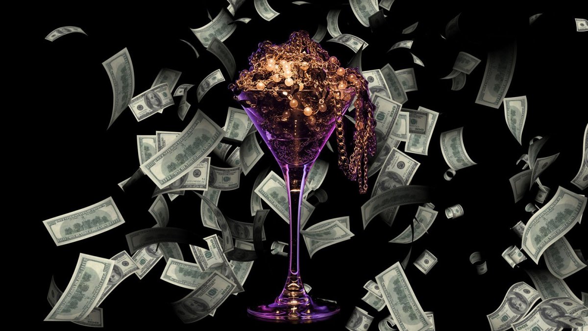 Деньги на черном фоне