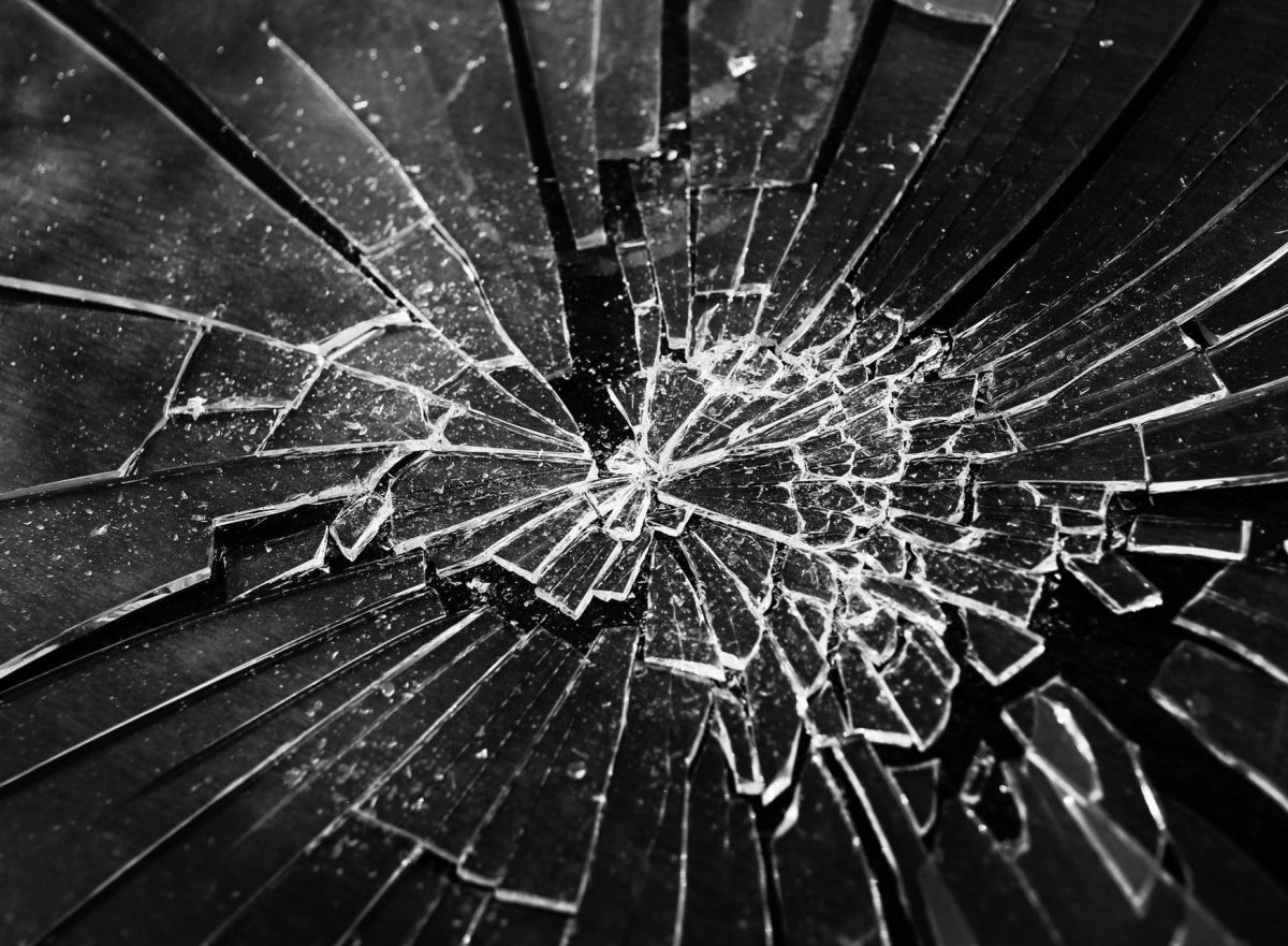 Трещины на черном фоне