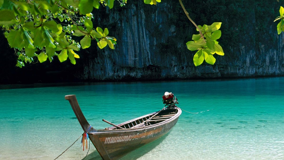 Лодка на фоне моря