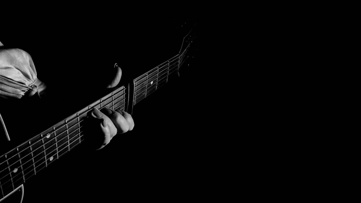 Электрогитара на черном фоне