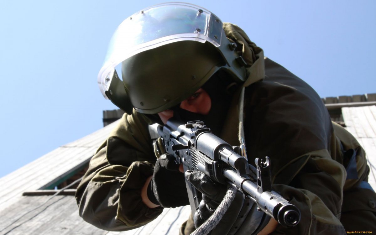 Спецназовец с автоматом