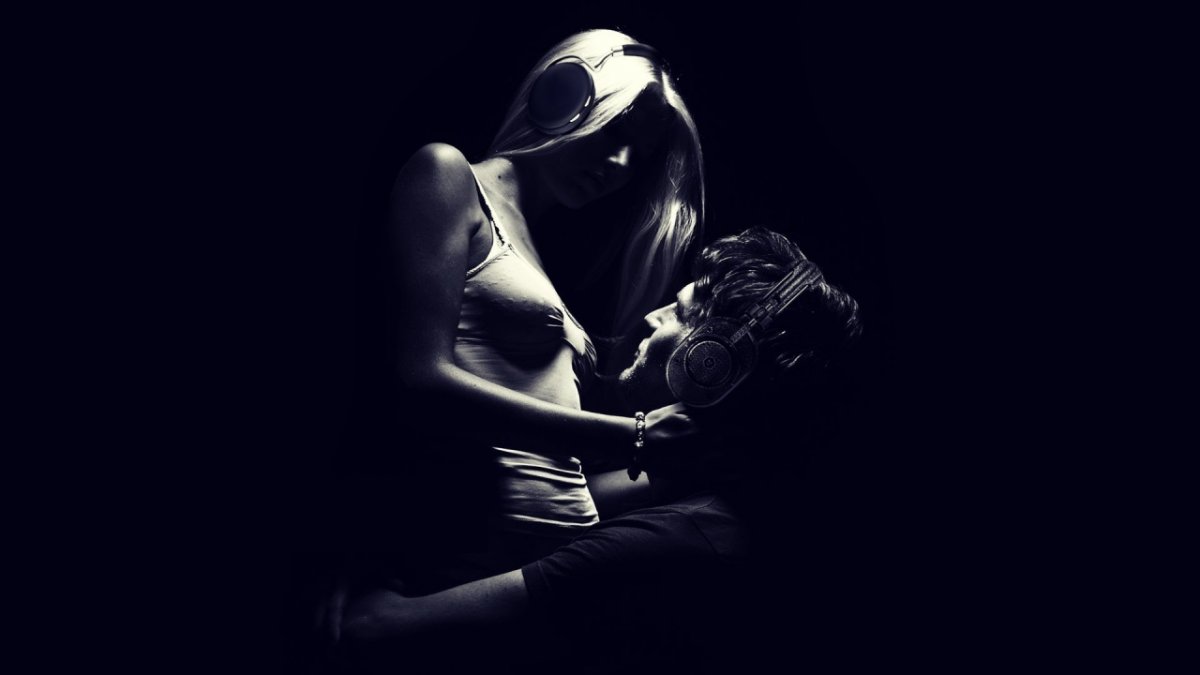 Пара на черном фоне