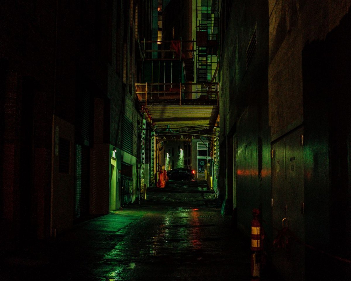 Обычная городская улица ночью