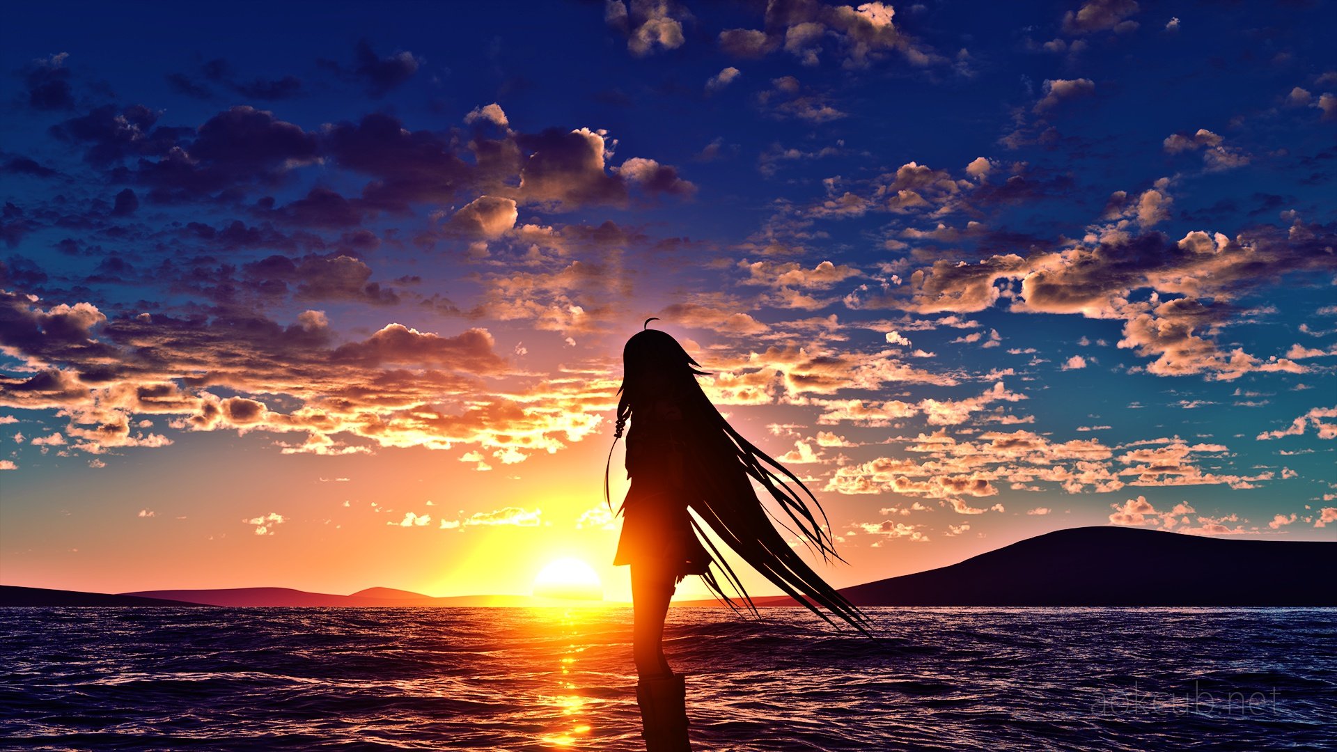 Девушка на закате у моря