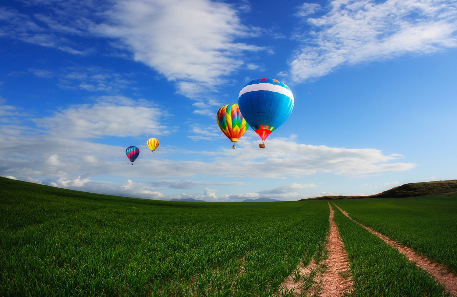 Воздушный шар на дороге. Воздушные шары. Воздушные шарики в небе. Красивые шары. Лето воздушный шар.