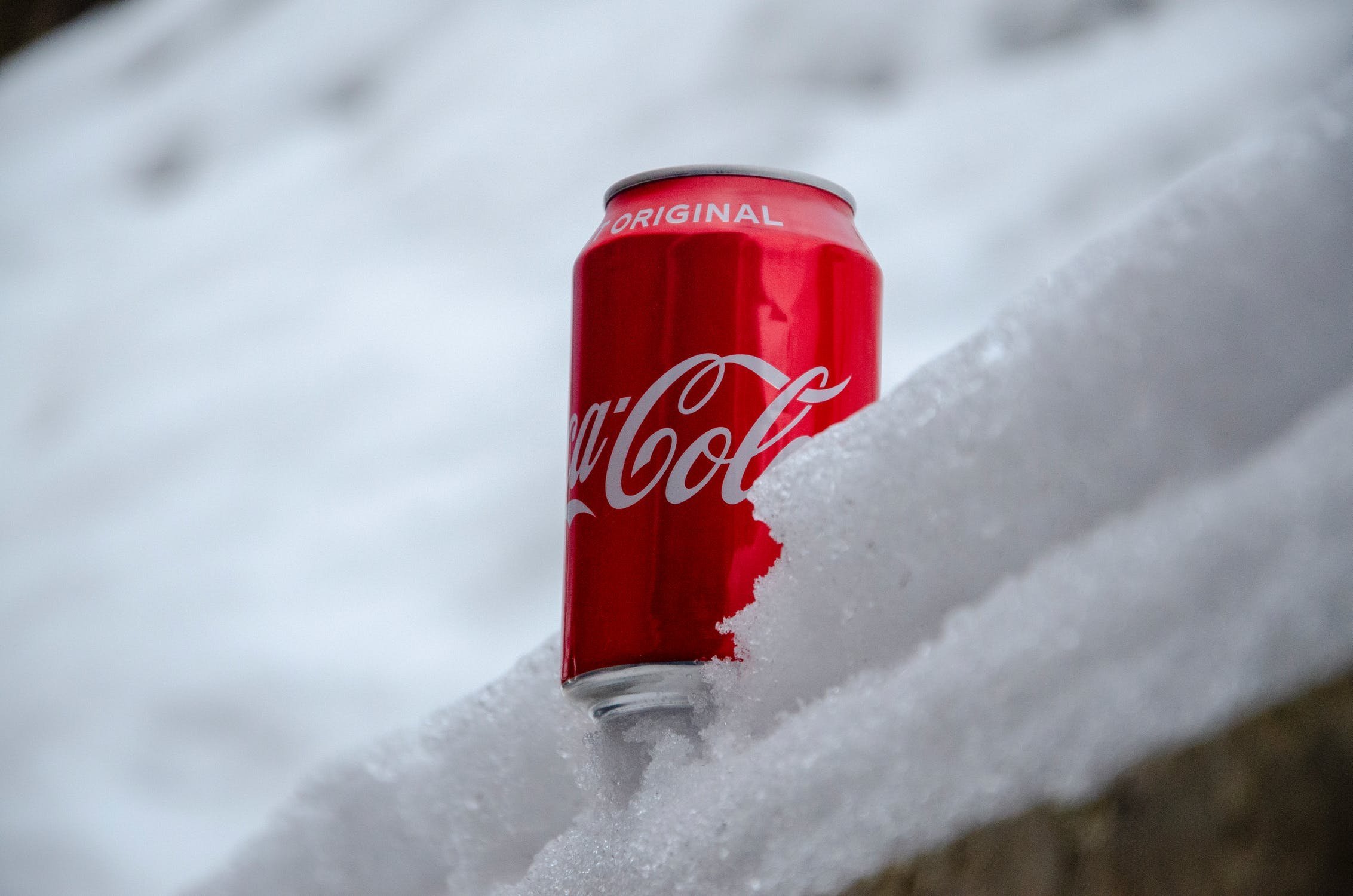 Слоган кока. Кока кола зима. Кока кола новый год. Зима Coca Cola. Кока кола слоган.