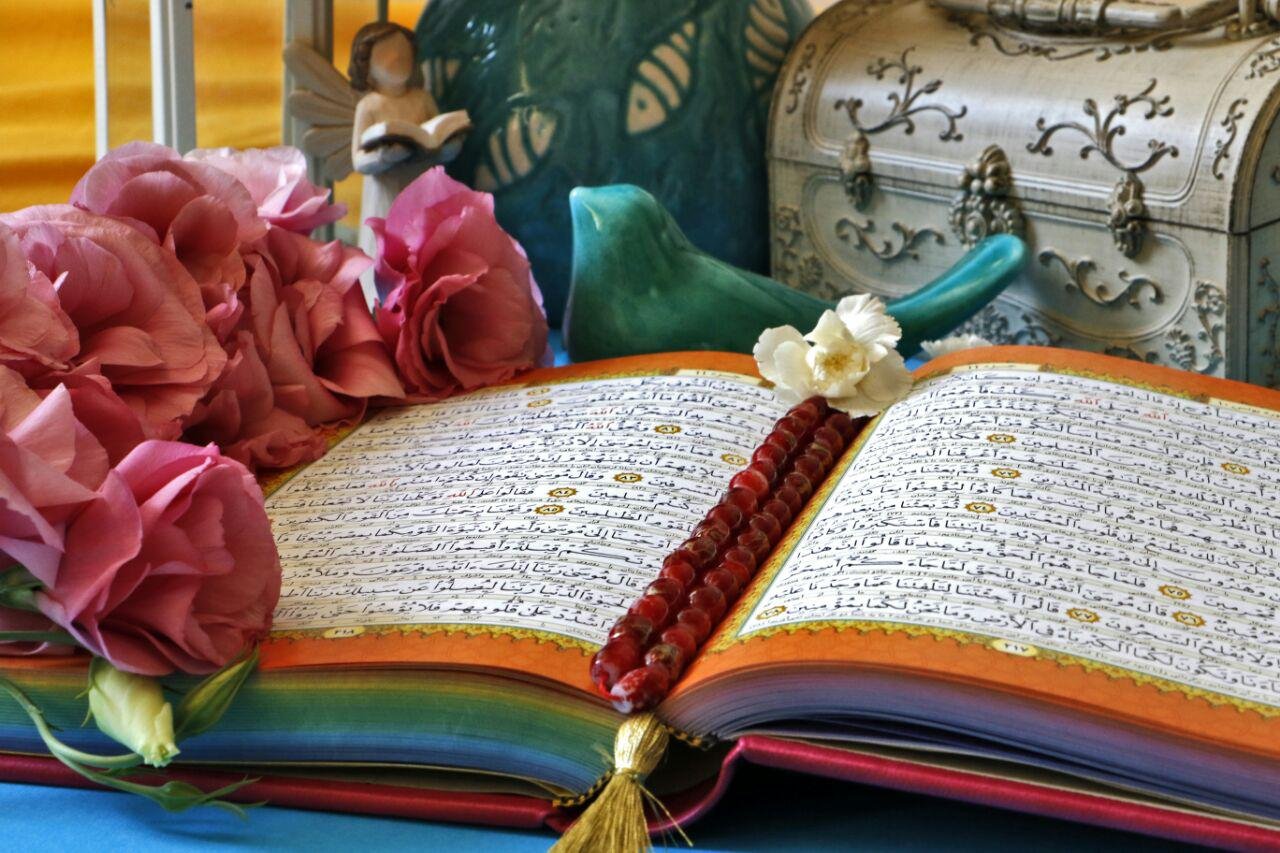 Коран на столе