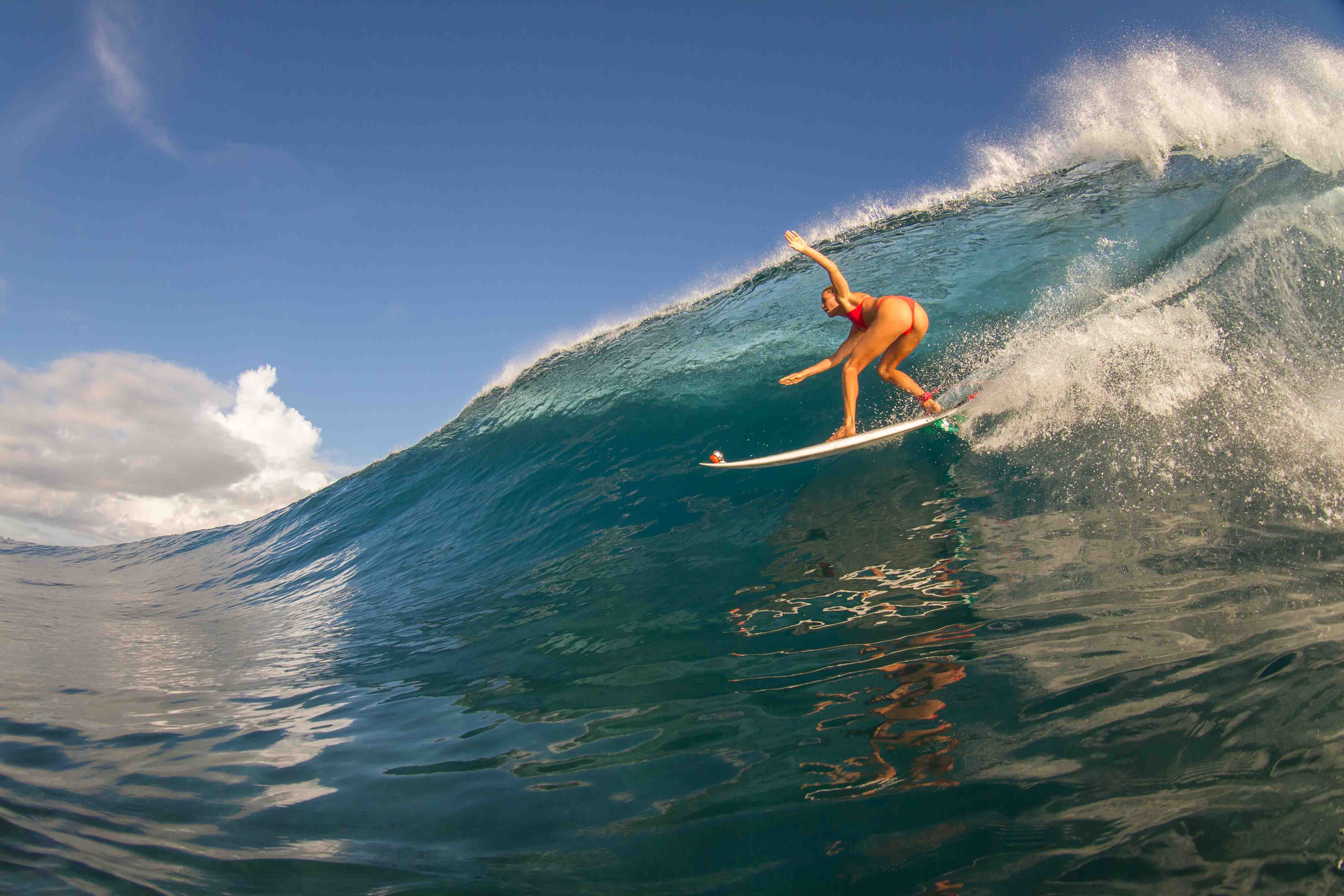 Серфинг на бали. Серфингист на Бали. Бали Кута серфинг. Салли Фитцгиббонс сёрфинг. Бали океан серф.