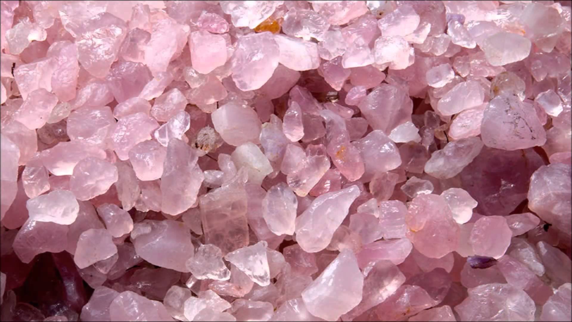Розовые самоцветы. Розовый кварц минерал. Розовый кварц Кристалл. САМОЦВЕТ Rose Quartz - Роуз кварц. Розовый кварц друза.