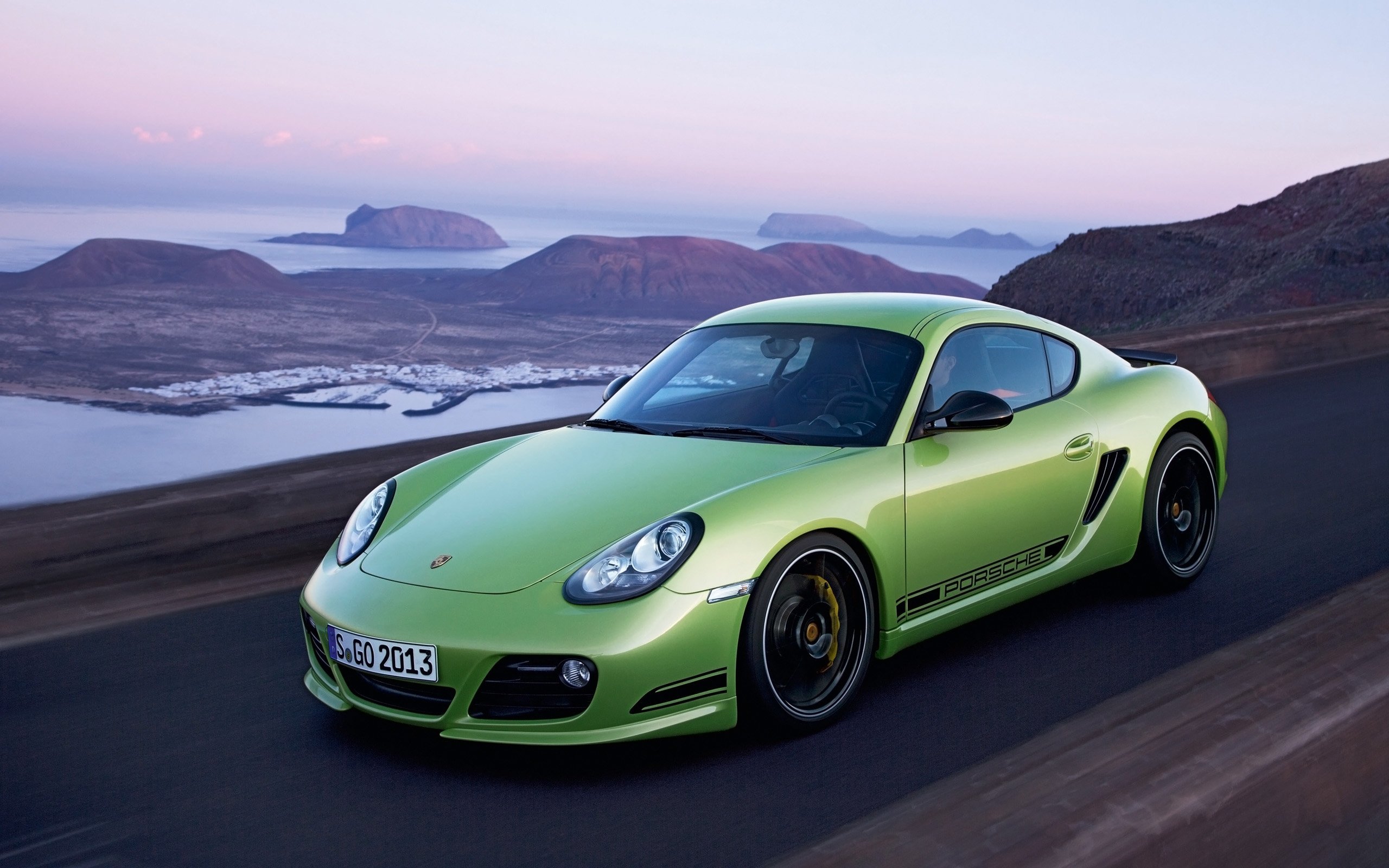 Сайт про автомобили. Порше 911 Кайман. Порше 911 салатовый. Порше Кайман зеленый 911. Спорткар Porsche 911.