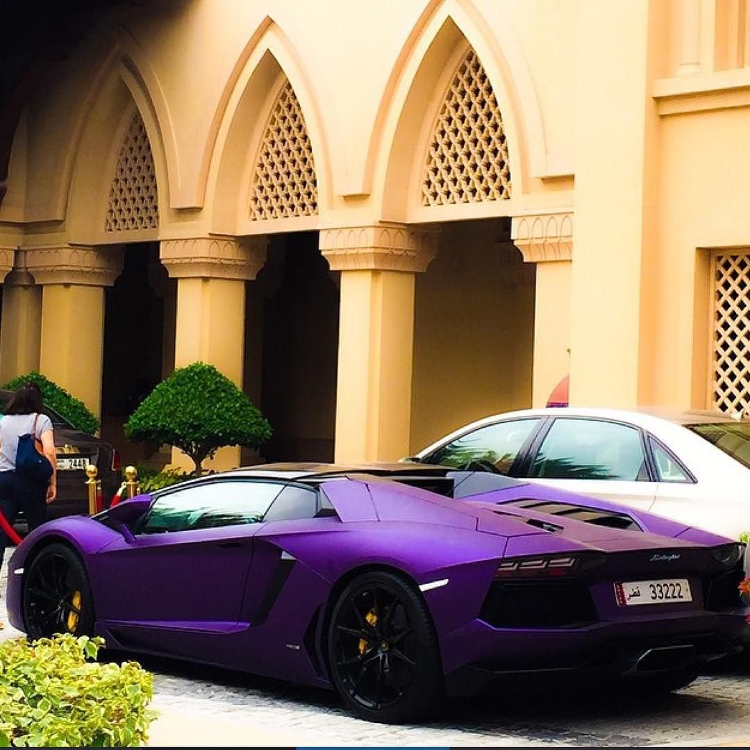 Дубайские машины. Lamborghini Aventador lp700-4 фиолетовый. Ламборгини авентадор Дубай. Абу Даби Ламборгини. Ламборджини авентадор Золотая Дубай.шейха..