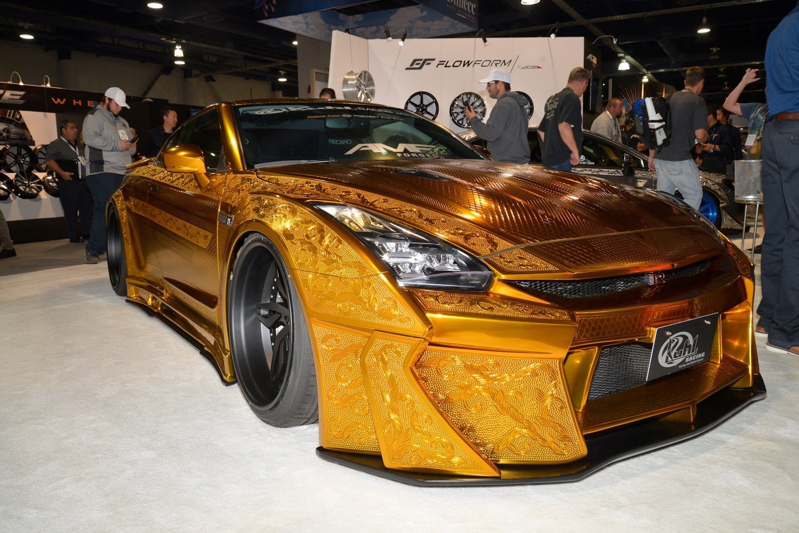 Какие крутые тачки. Nissan GTR 21 золотой. Золотая Ламба шейха Дубая. Nissan GTR Gold Dubai. Золотая Lamborghini Aventador.