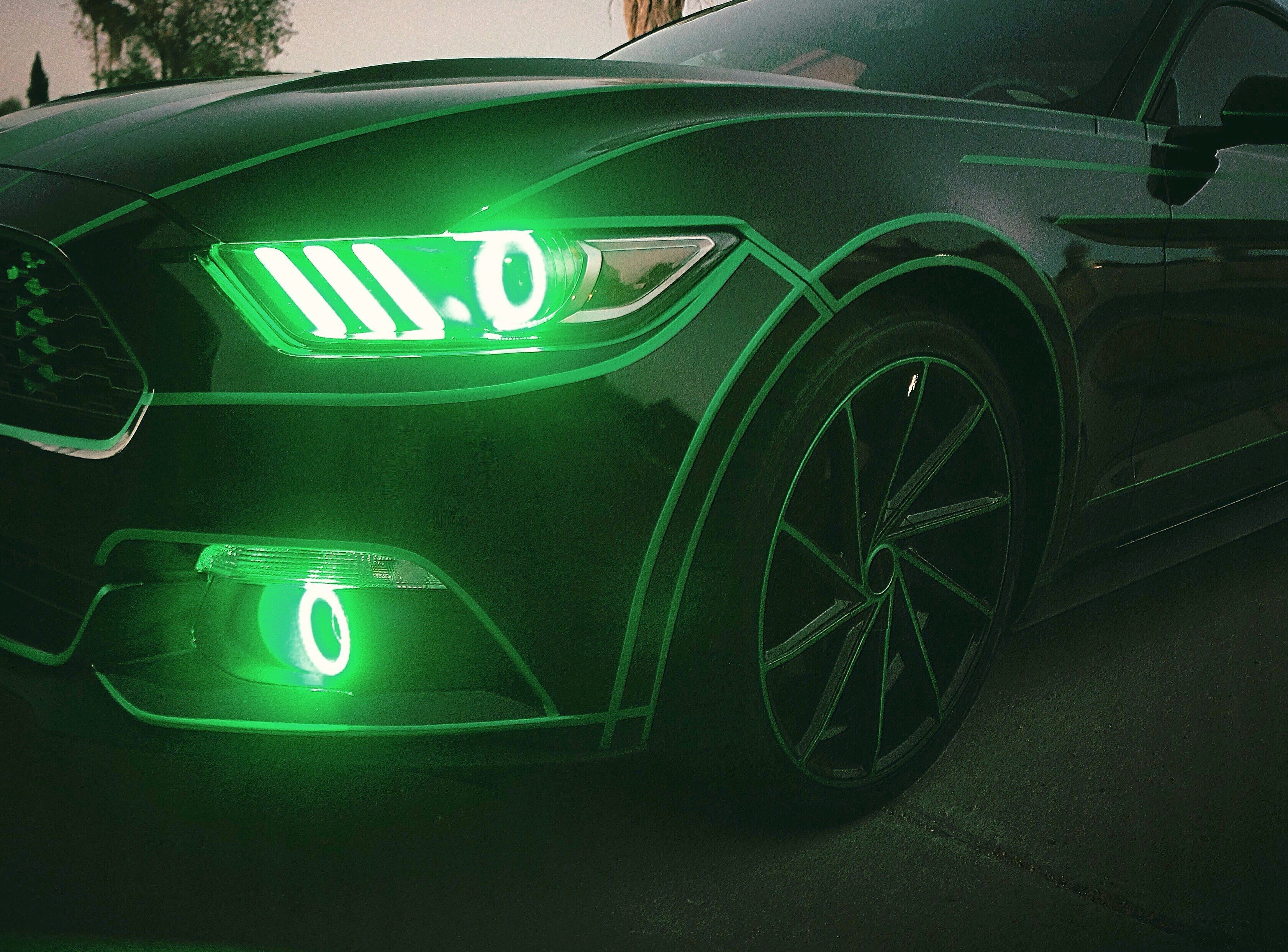 Зеленый свет машина. Форд Мустанг неон. Ford Mustang с неоновой подсветкой. БМВ м5 с зелеными фарами. Ford Mustang gt неон.