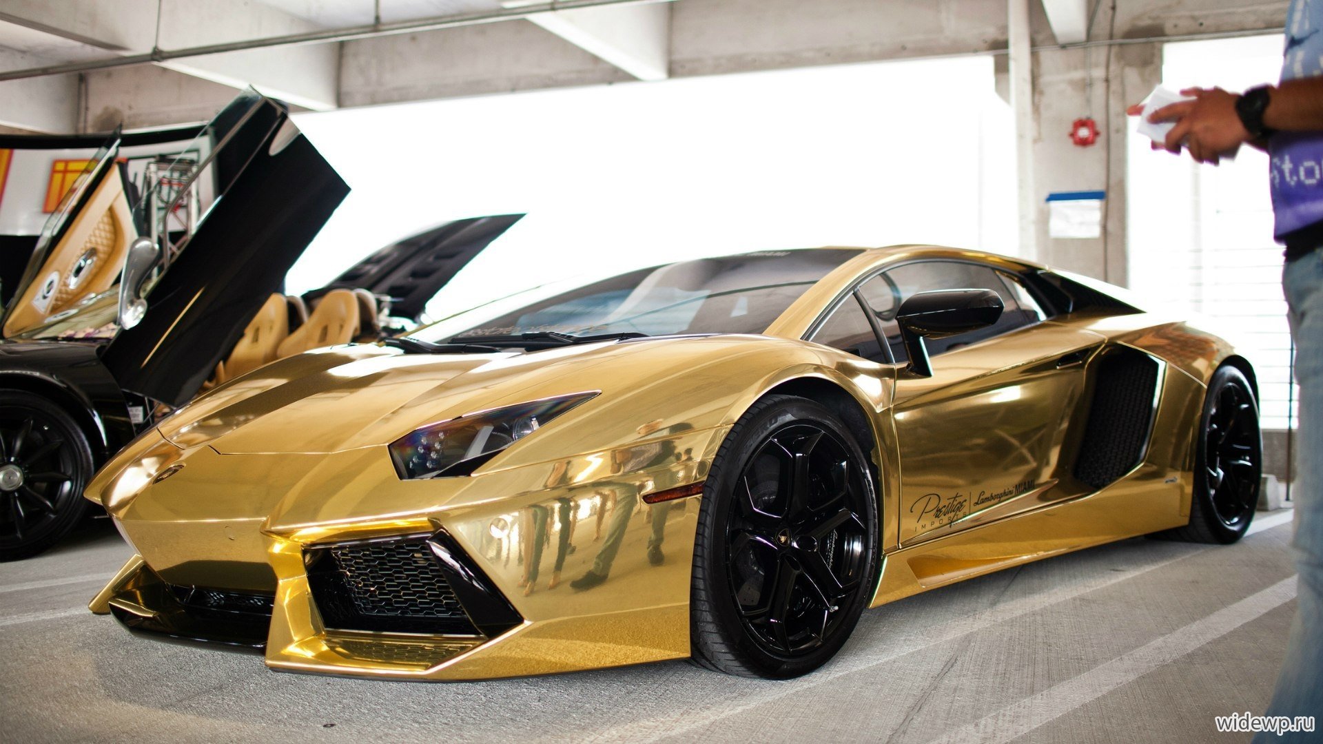 Gold машины. Lamborghini Aventador lp700-4 Золотая. Lamborghini Aventador LP 700-4 из золота. Золотой Бугатти Ламборджини. Lamborghini Aventador Gold.