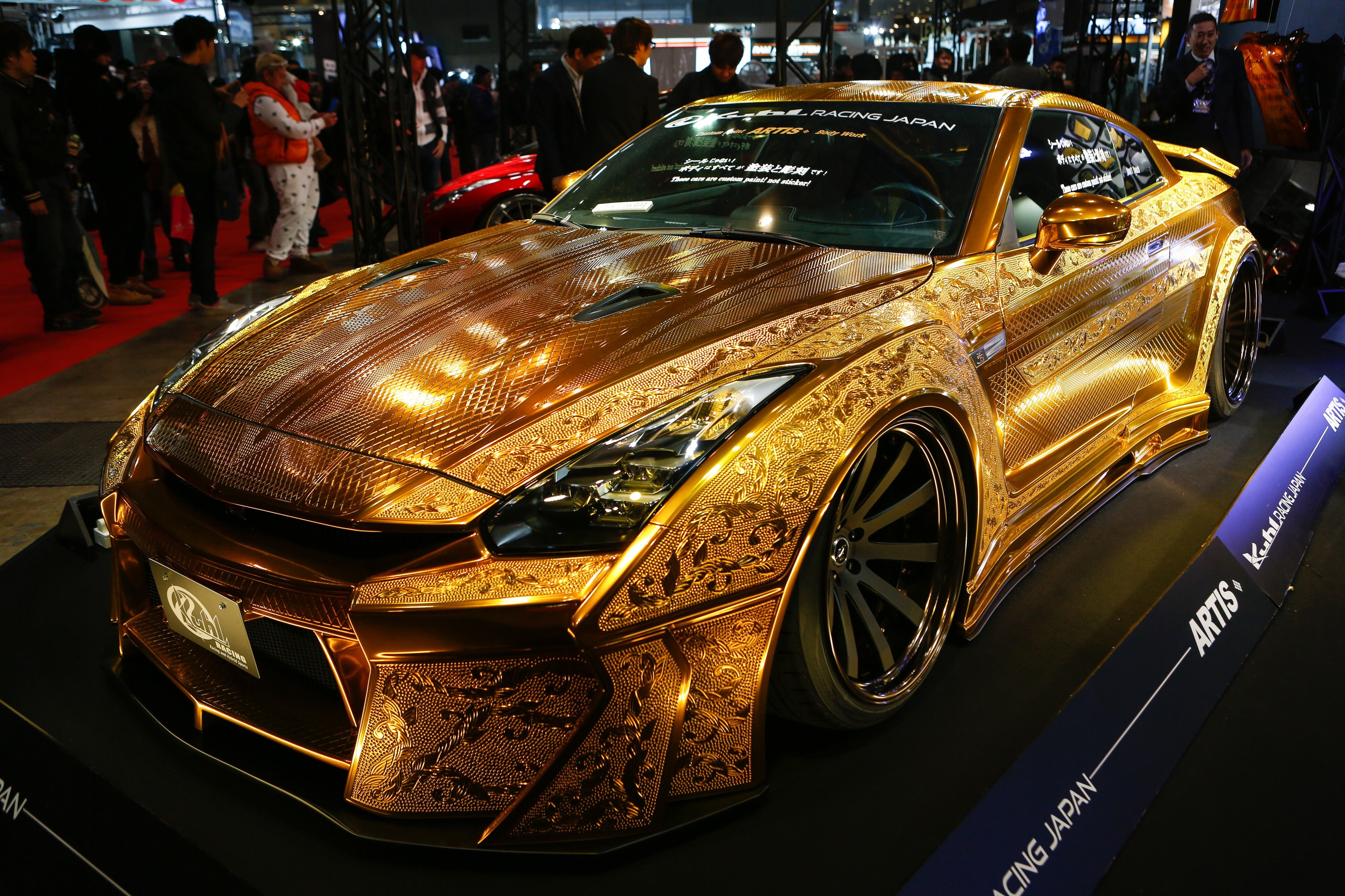 Gold машины. Ниссан ГТР 35 золотой. Nissan gt-r r35 золотой. Nissan GTR r35 Gold. Nissan GTR за 1000000 золотой.