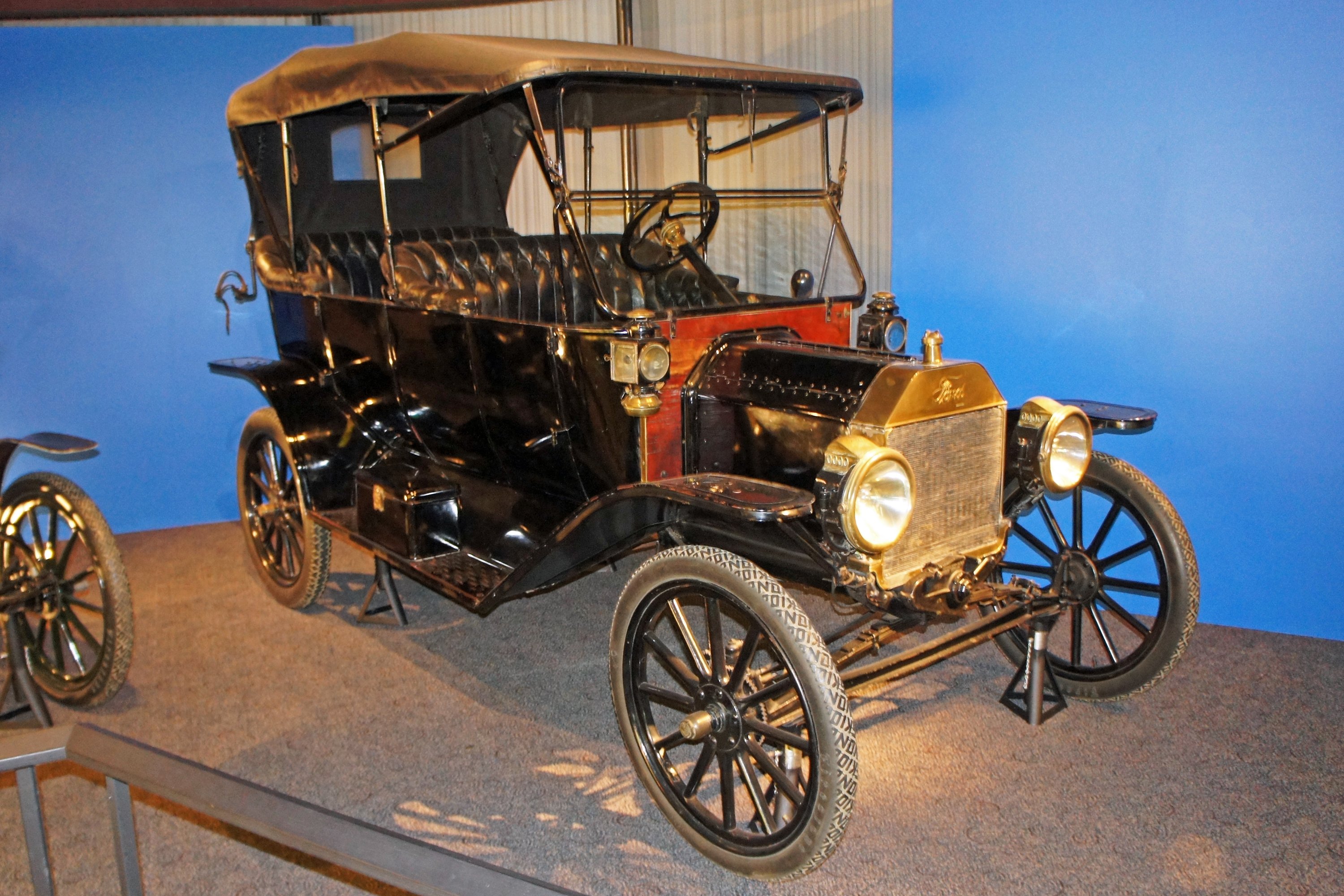 Машинки 19 века. Форд модель т 1913. Электромобиль Форда 20 века. Форд модели т 1920.