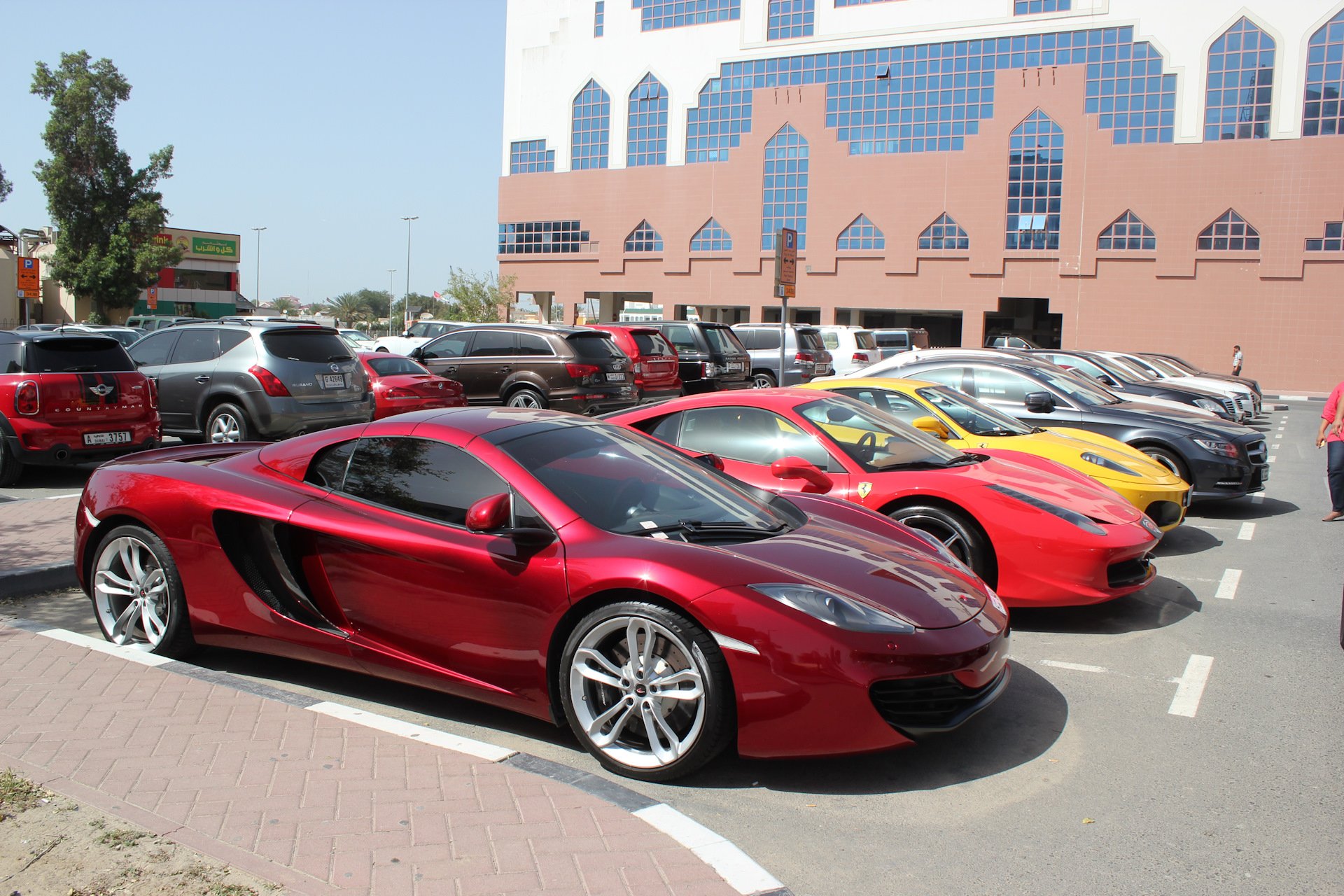 Uae cars. Дубай машины. Автомобили в Дубае. Суперкары. Суперкары в Дубае.