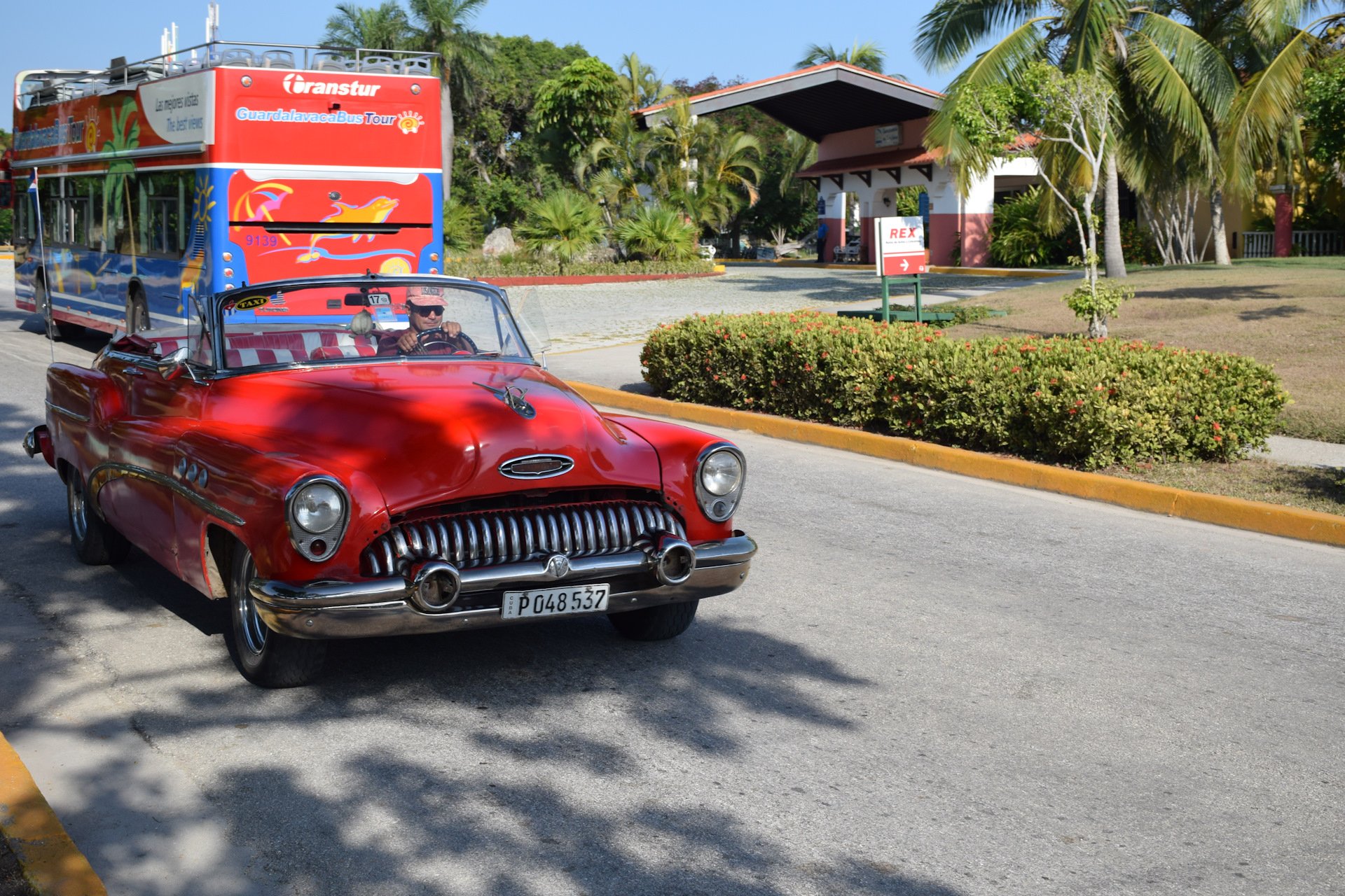 Кубинский номер. Куба Гавана машины. Куба ретромобили Гавана. Кубинский Кадиллак. Куба ретро автомобили.