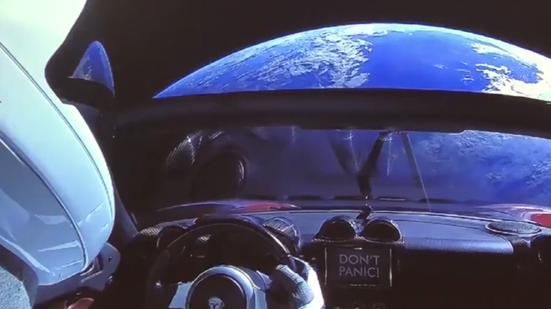 Где машина маска. Илон Маск машина в космосе.