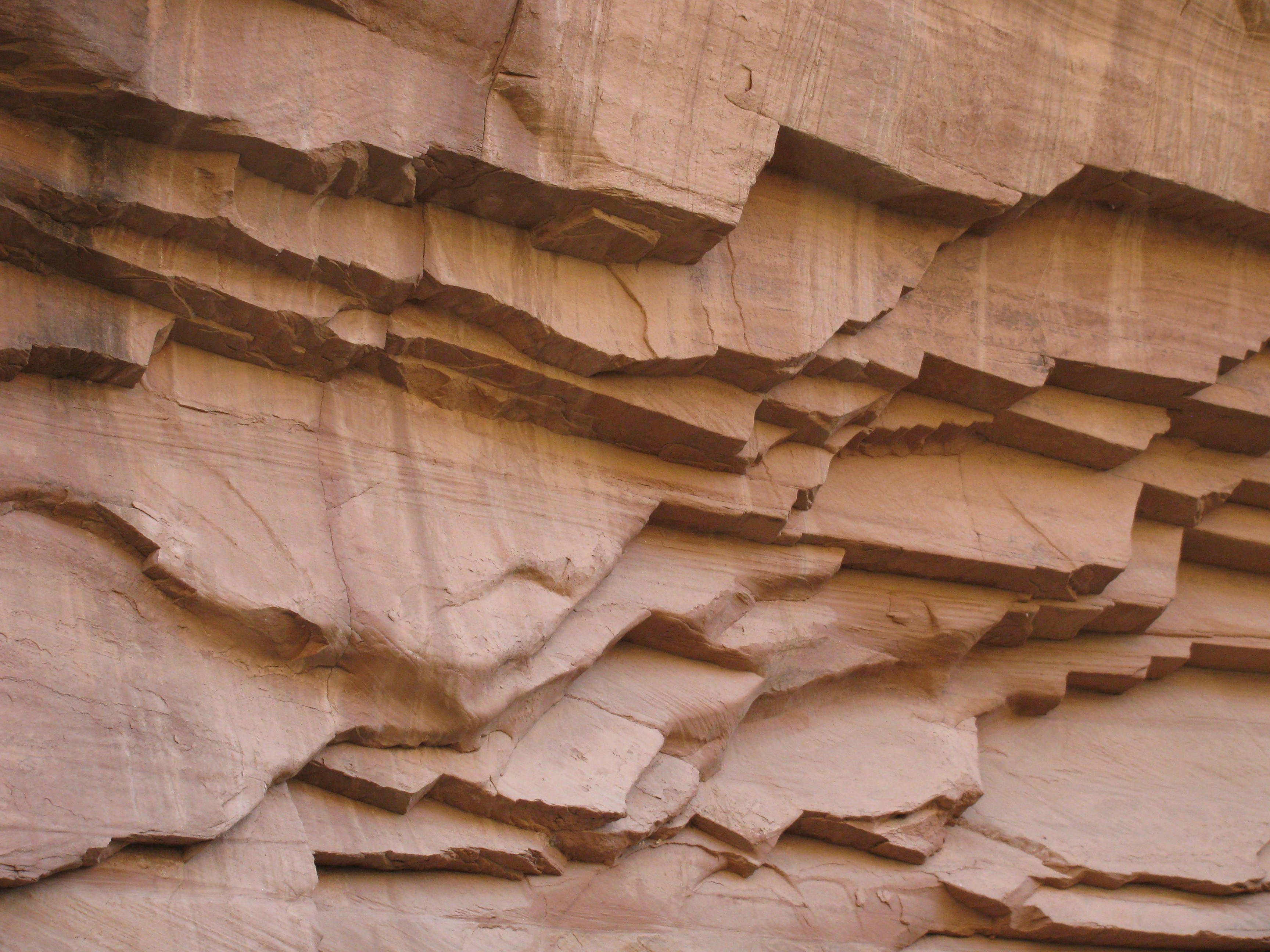 Рельеф скалы. Текстура скалы. Скала фактура. Слоистый камень. Текстура камня скалы.