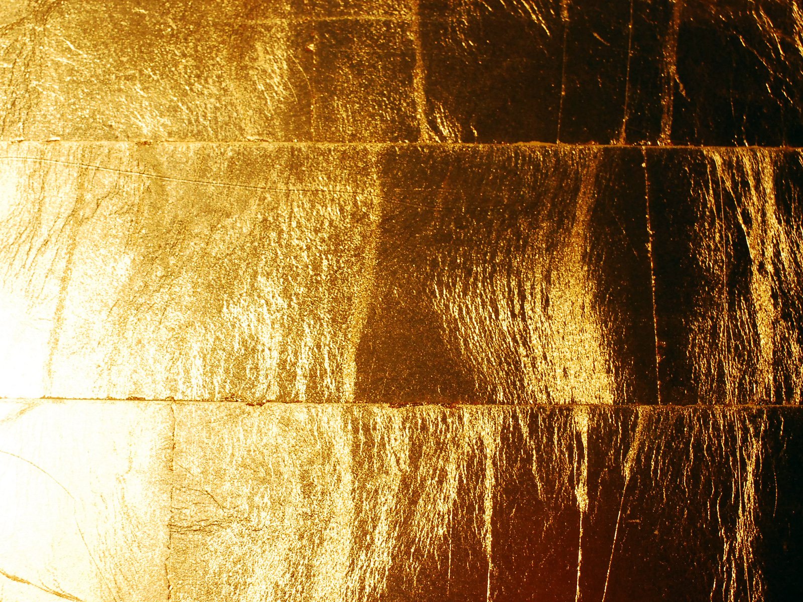 Gold leaf. Листья золотой поталью. Состаренное золото. Сусальное золото фактура. Золото поталь текстура.