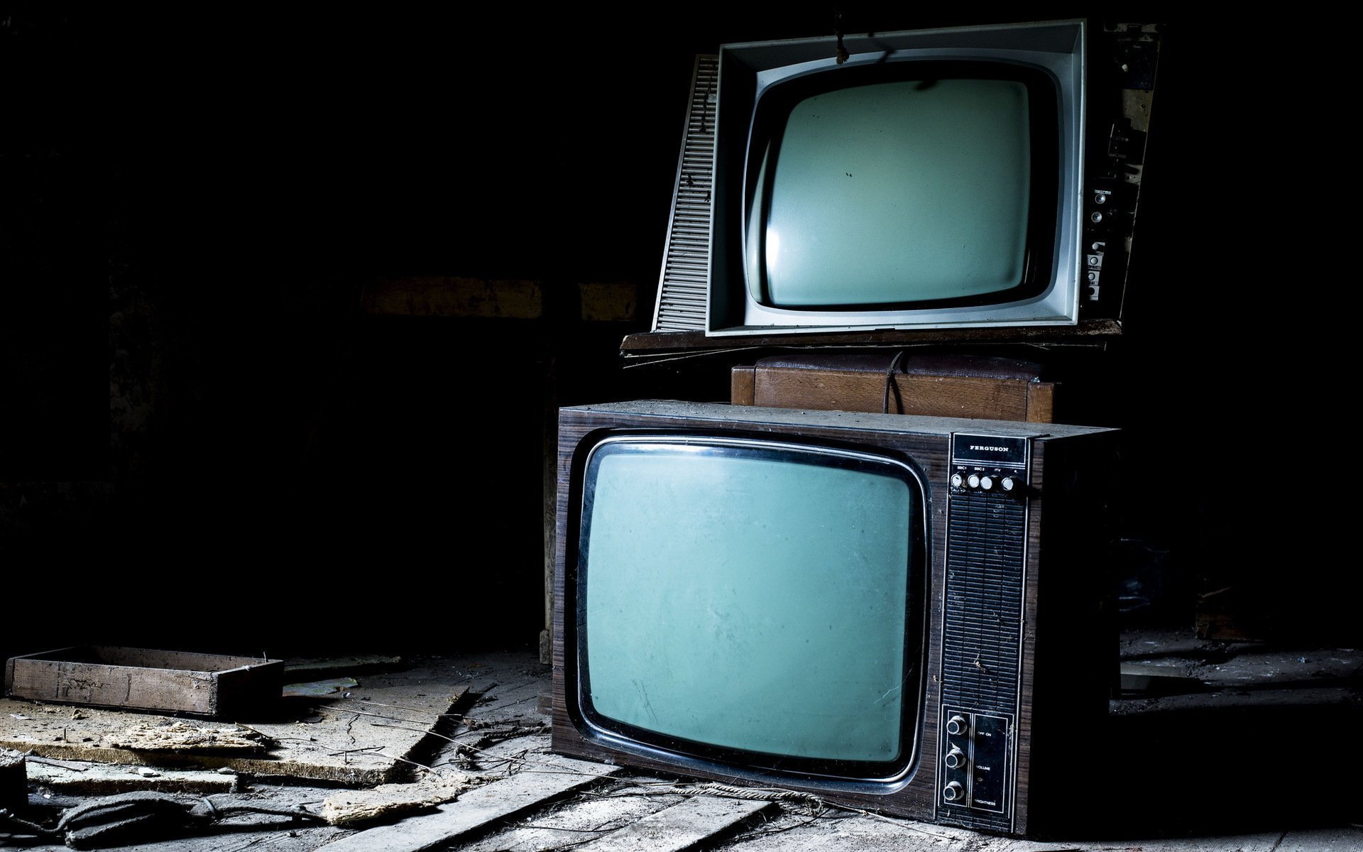 Кинопоиск на старом телевизоре. Старый телевизор. Старинный телевизор. Экран телевизора. Телевизор старенький.