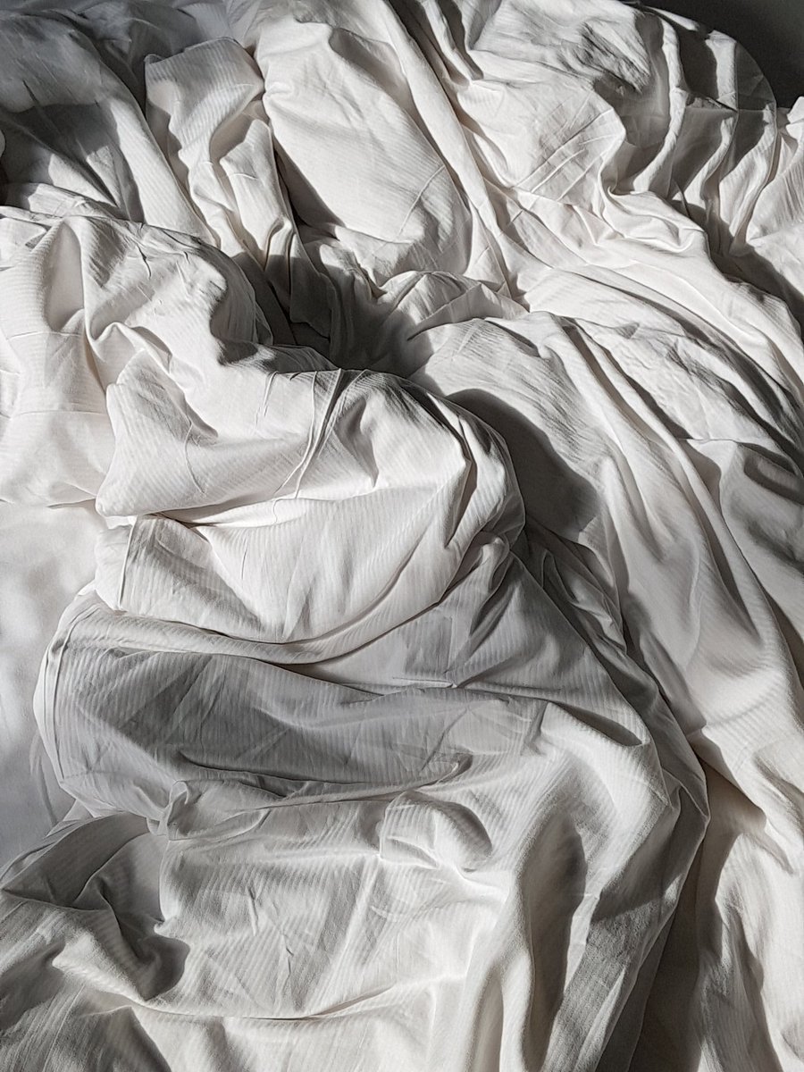 Смятая белая постель. Смятая постель. Смятая простынь. Мятая кровать. Мятая ткань.