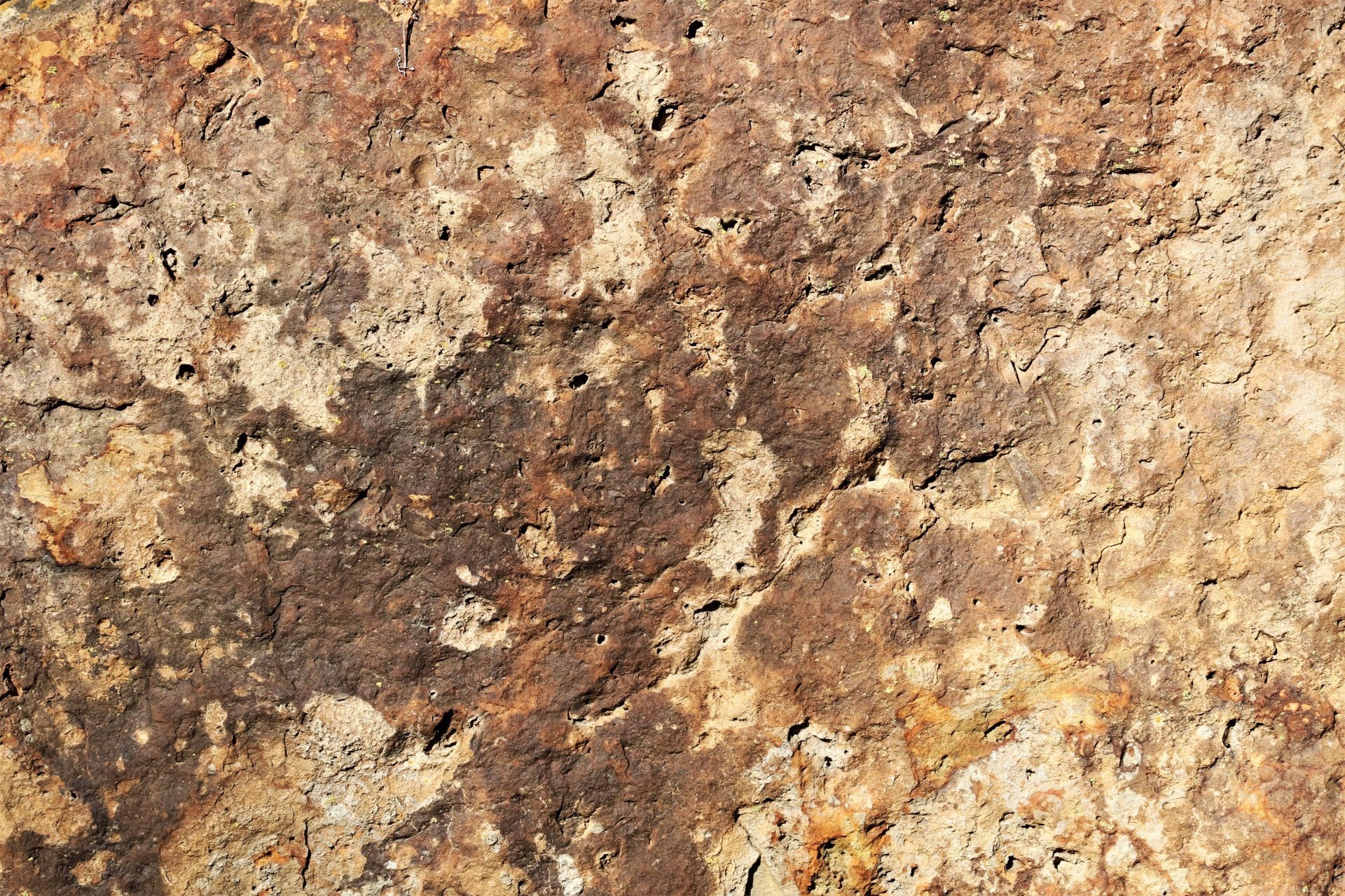 Пестрый коричневый. Текстура камня. Каменный фон. Коричневый камень текстура. Грубый камень текстура.