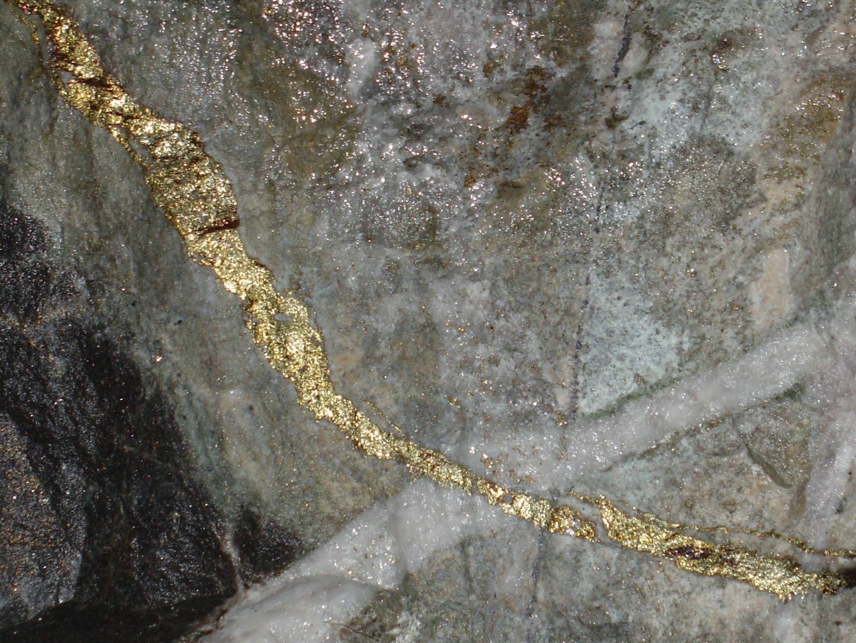 Золотая трещина. Кабардино-Балкария месторождение золота. Золото кварц-сульфидные месторождения. Золотоносная руда Урала. Золотоносная руда Кавказа.