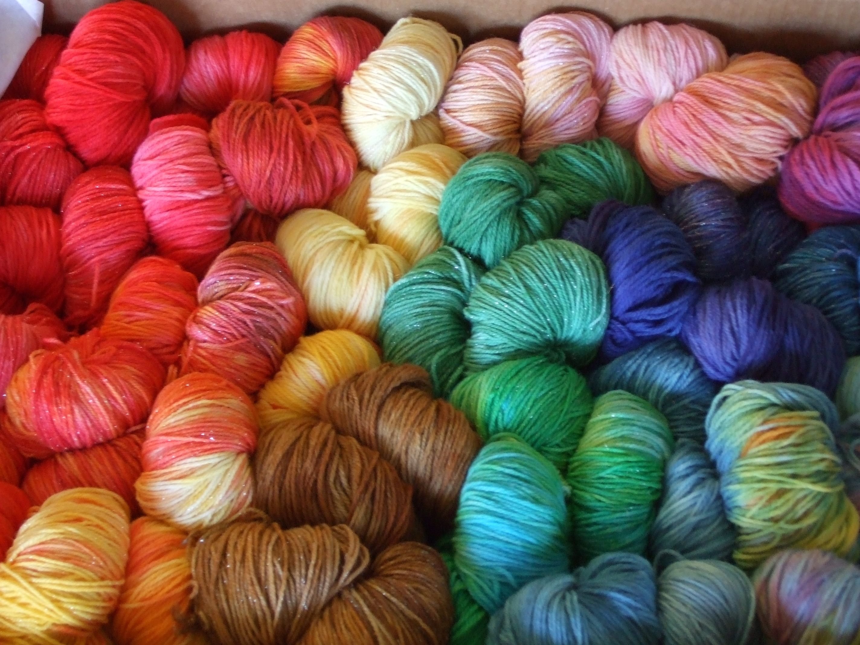 Вязание разными пряжами. Пряжа. Цветная пряжа. Цветные нитки для вязания. Разноцветная пряжа.