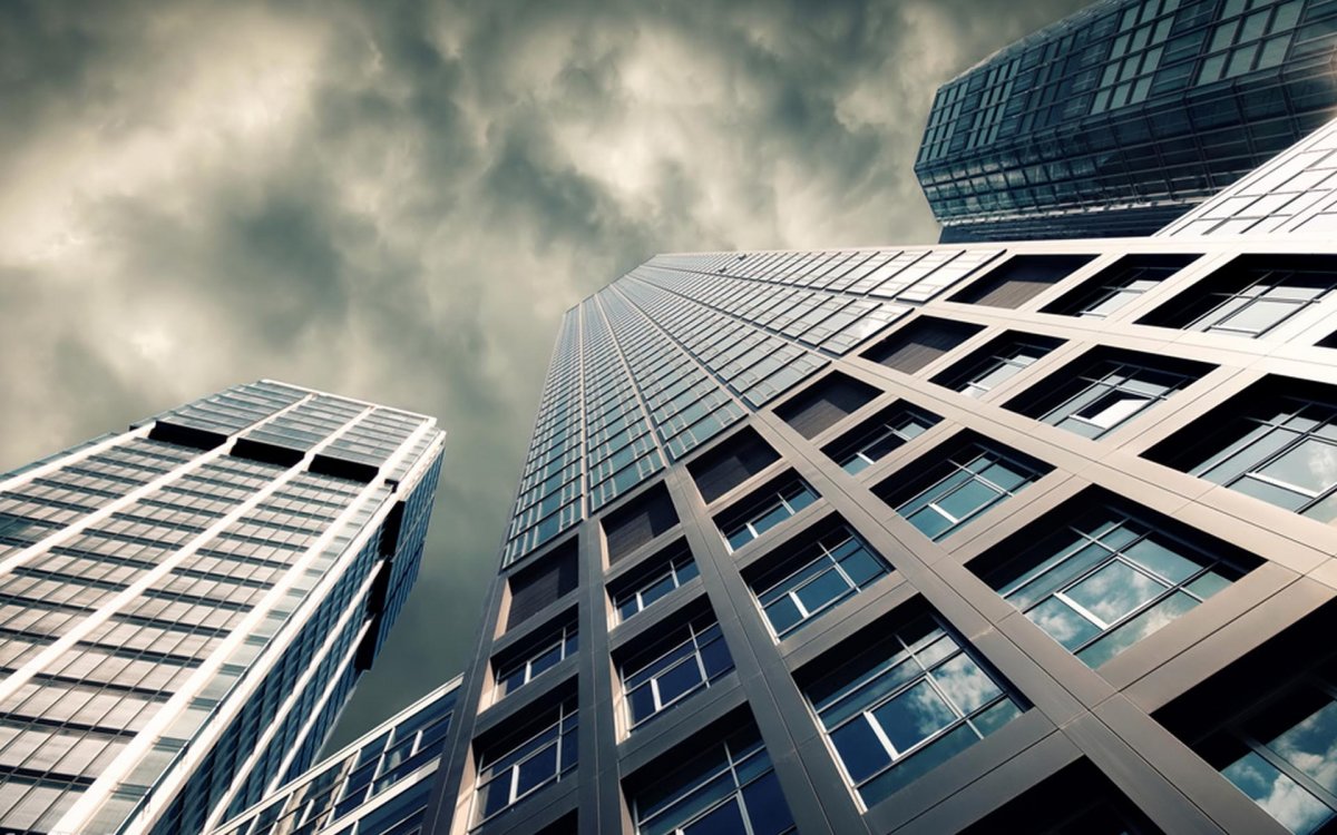 Красивые новостройки вид снизу серый фон