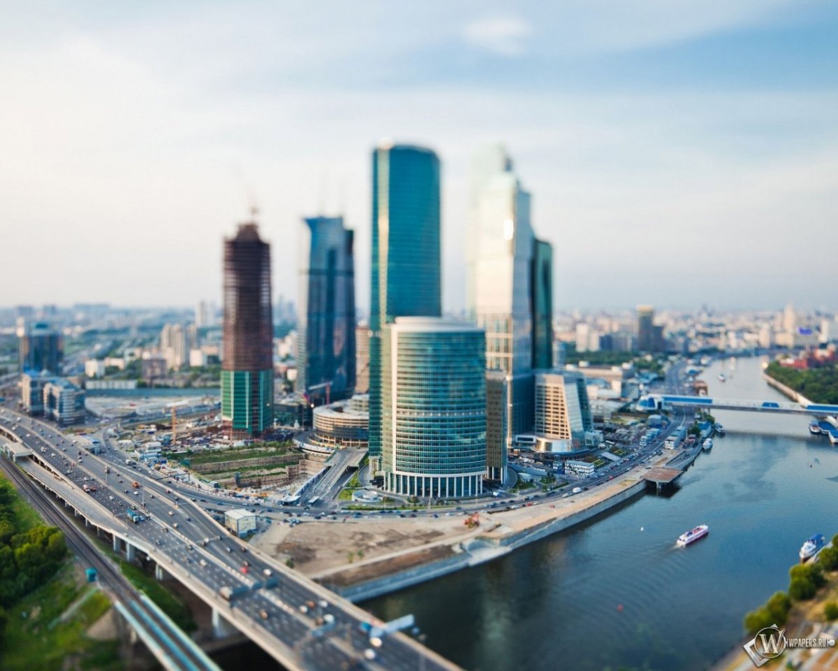 Москоу Сити с Москва рекой и мостом