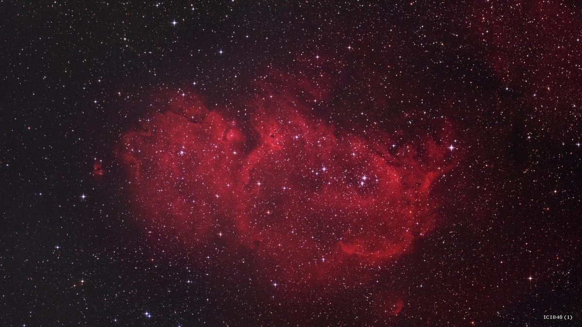 Красная туманность в космосе