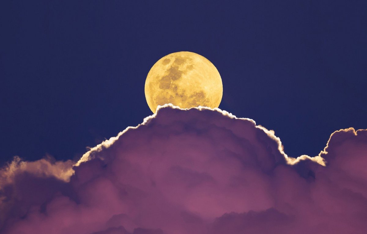 Луна на небе