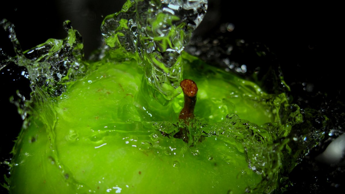 Сочные фрукты в воде