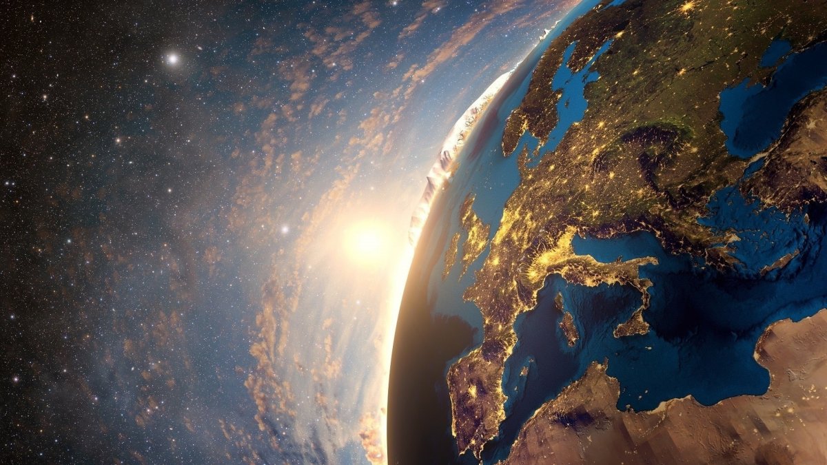 Планета земля и солнце