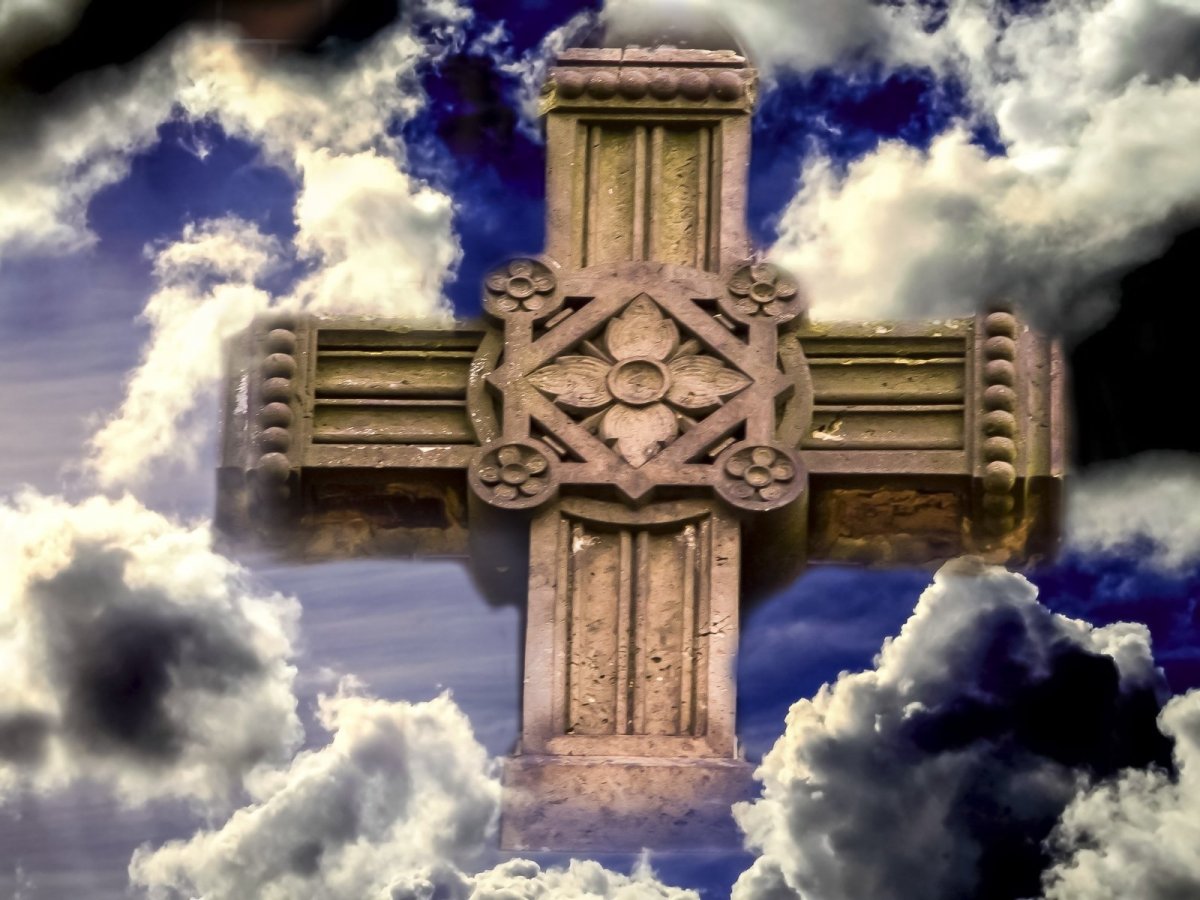 Крест в облаках