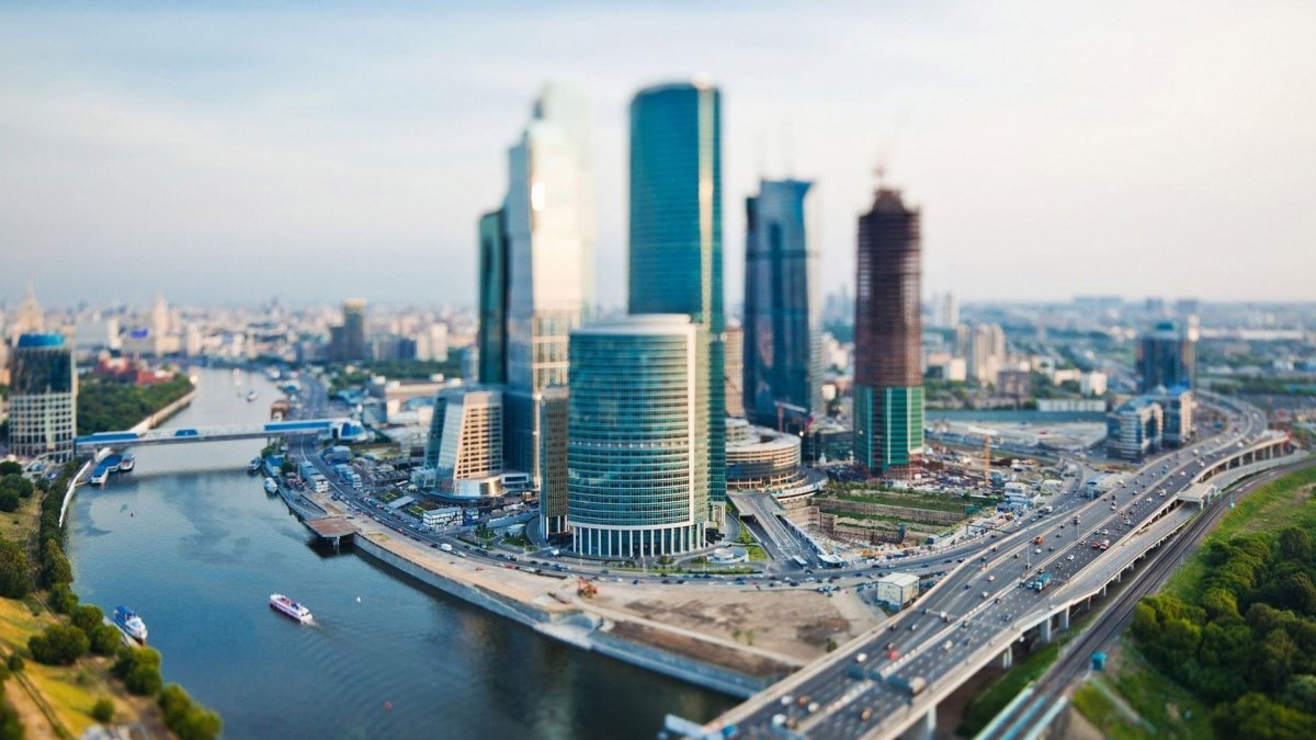 Москоу - Сити, небоскребы, река.