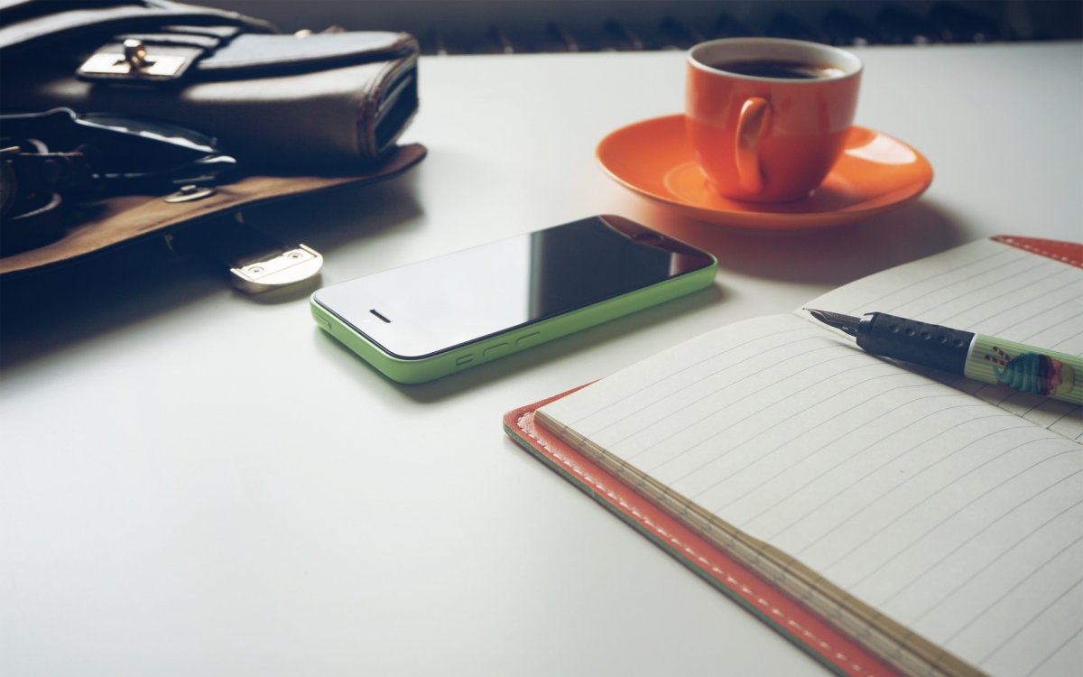 Блокнот и ручка на столе