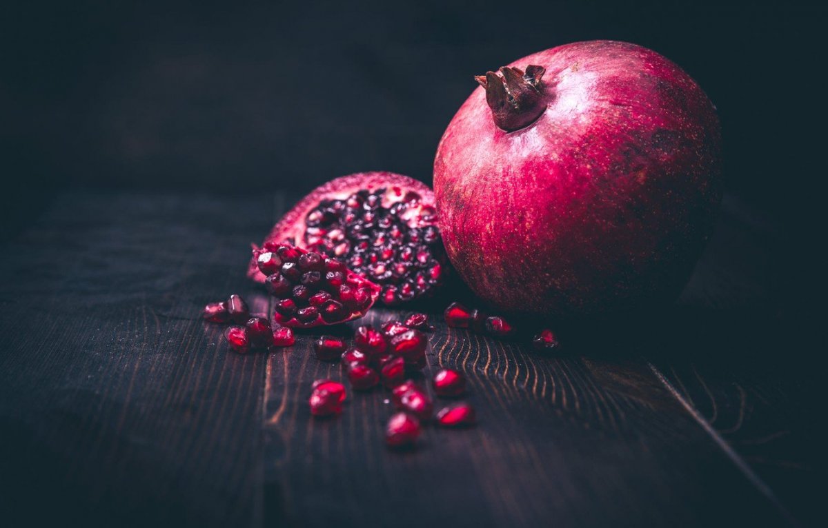 Фрукты на темном фоне