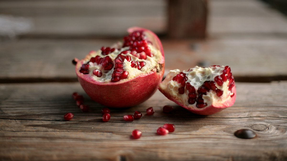 Разломанный гранат