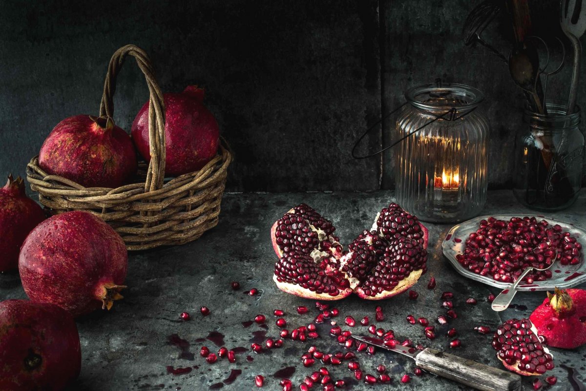 Натюрморт с гранатами