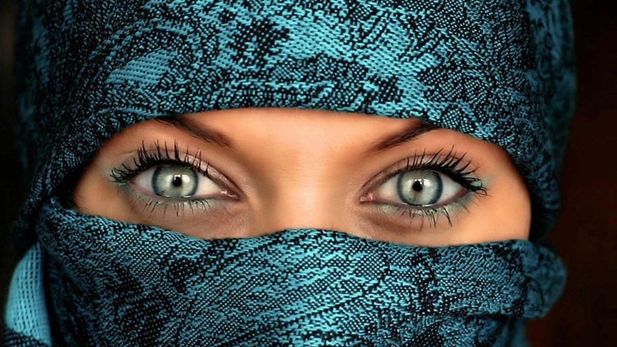 Восточная женщина в платке