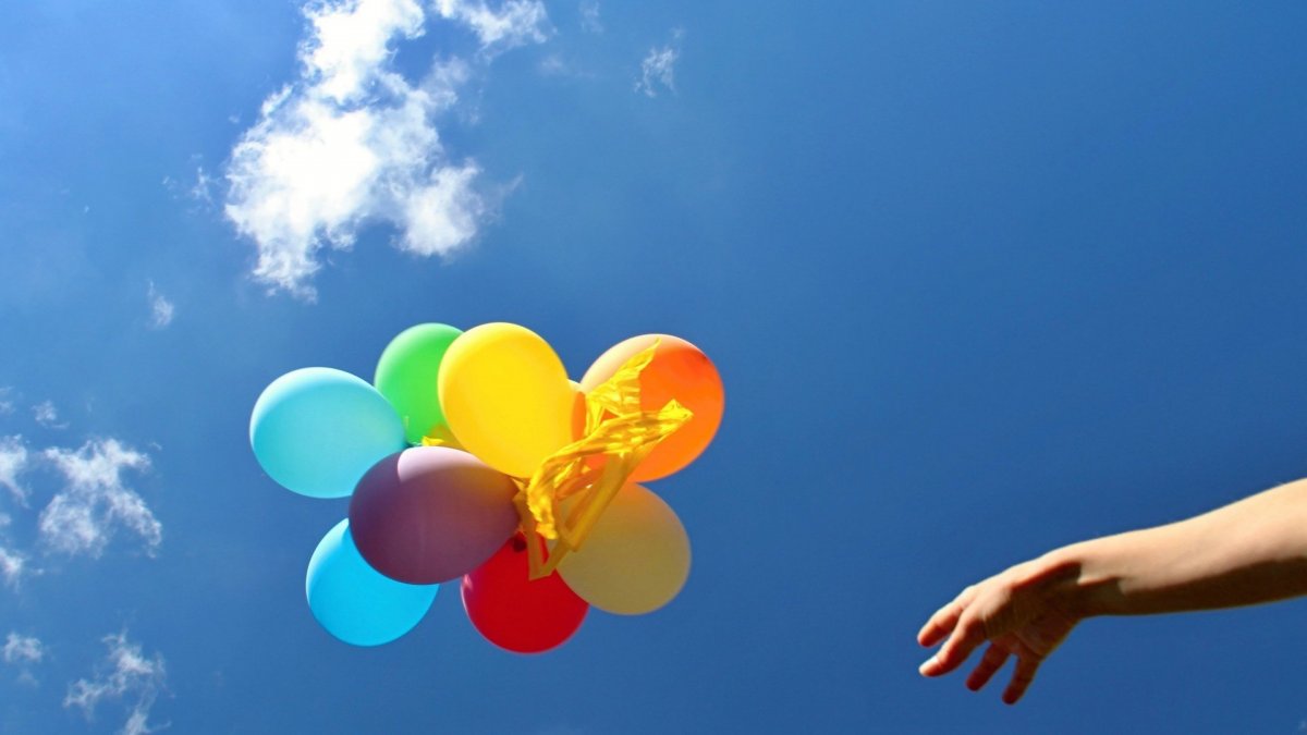 Разноцветные шары в небе
