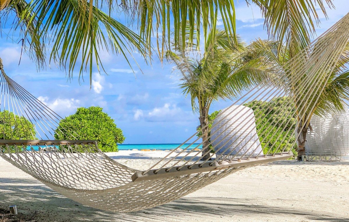 Мальдивы гамак на пляже