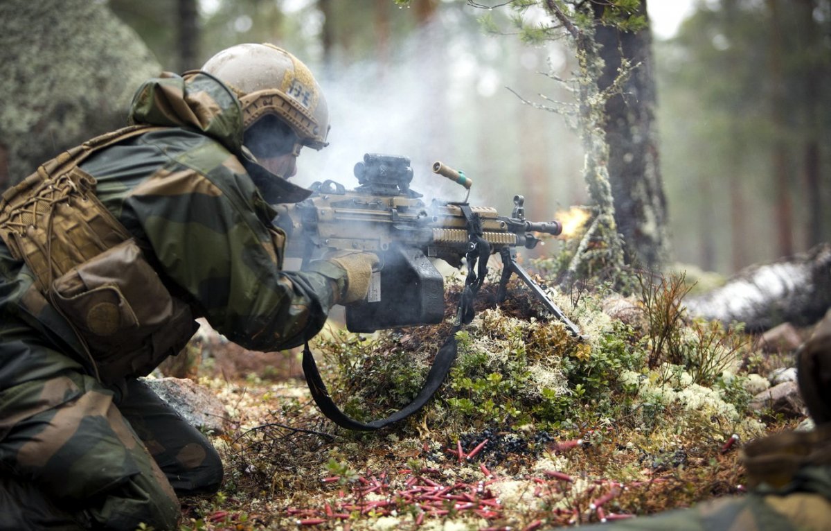 Солдат с пулеметом