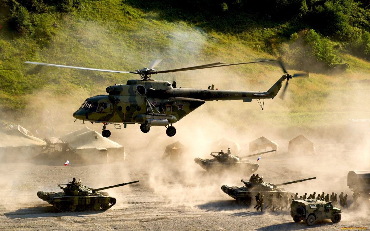 Военный вертолет с танком