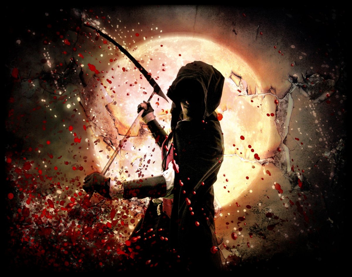 Человек с косой в капюшоне